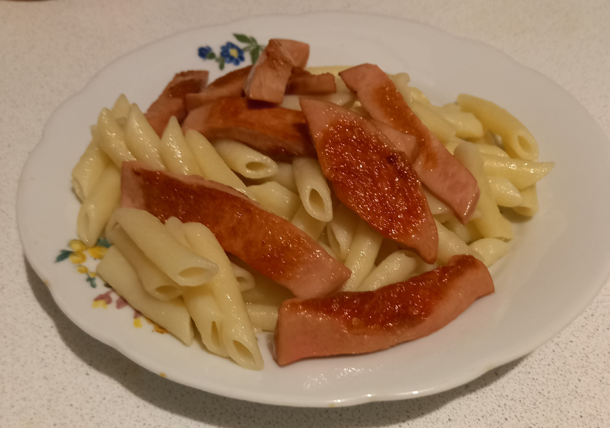 Макароны с жареной колбасой