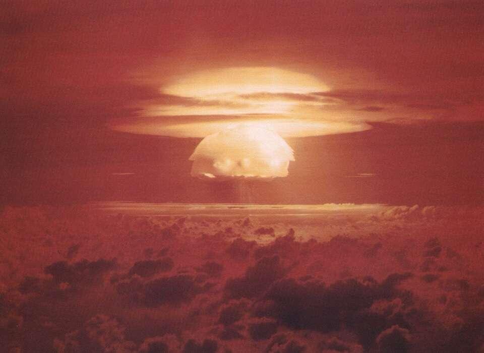 Грибовидное облако от взрыва Царь-бомбы, самого крупного ядерного взрыва в истории, освещающее небо и облака