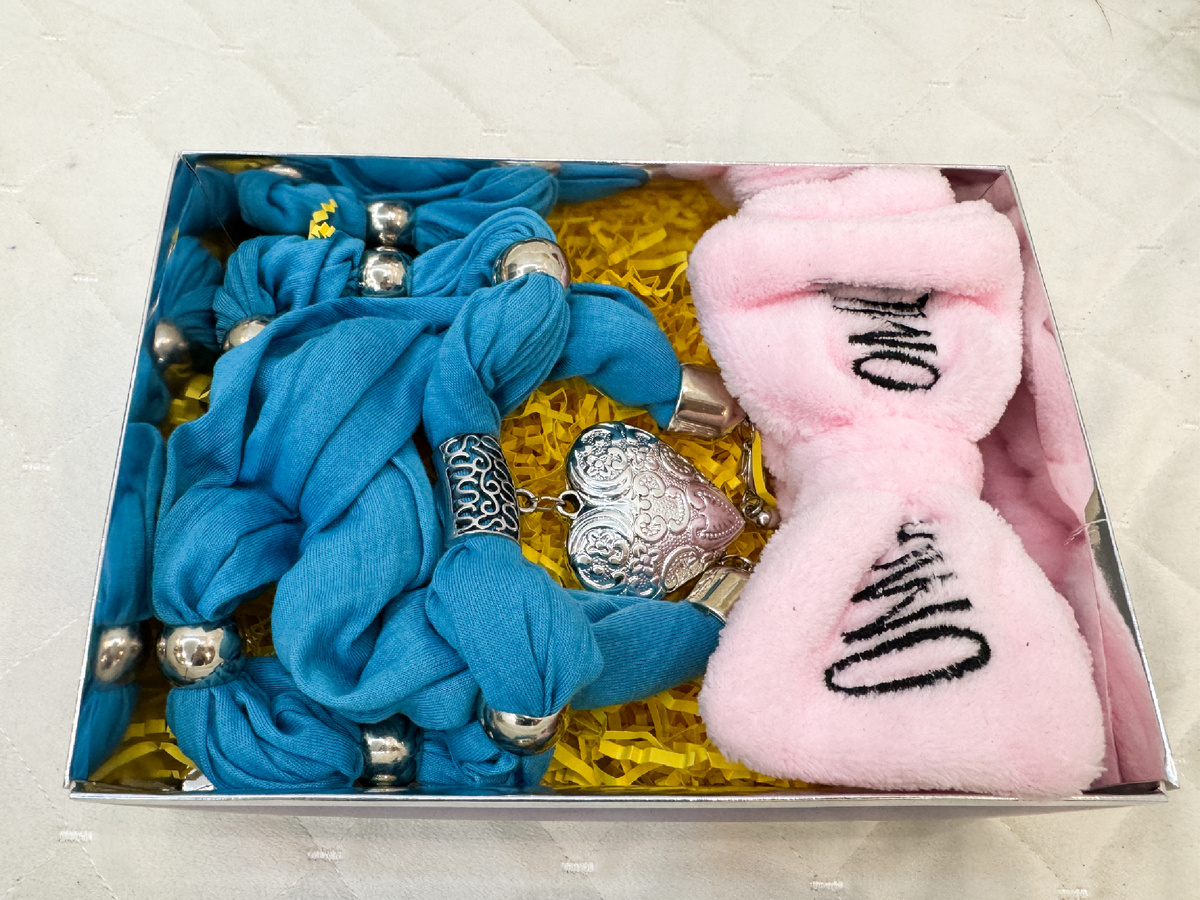 Подарочный набор «Для нее», включает: Шарф-кулон «Сердце», повязку для умывания+мотивирующую открытку. Фото автора.