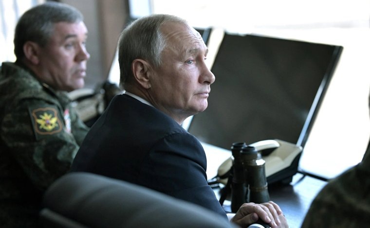    Начальник Генштаба Валерий Герасимов (слева) доложил об общей ситуации на фронтах