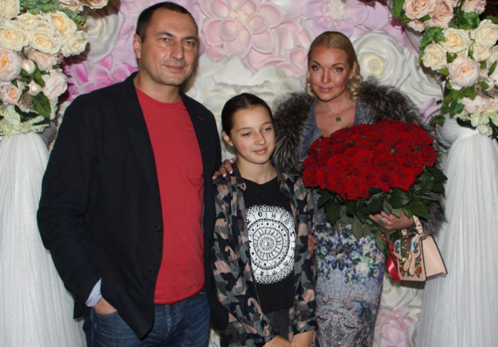 Ариадна Волочкова с родителями.