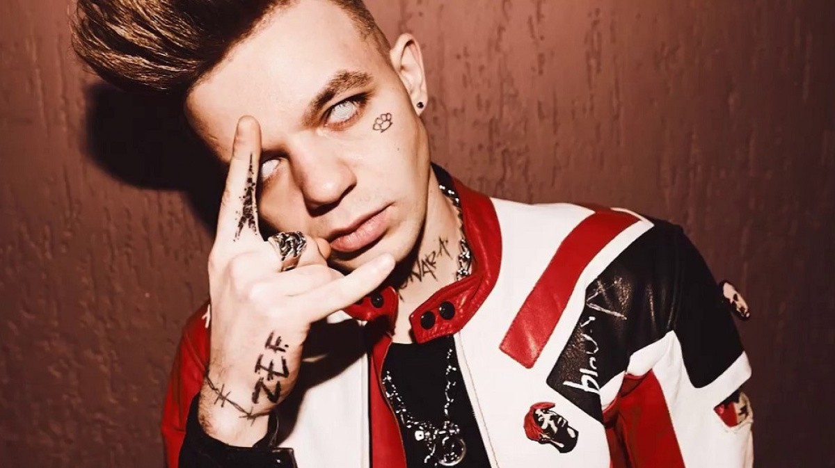 Алексе́й Константи́нович Узеню́к, более известный под псевдонимом Элдже́й — российский рэпер