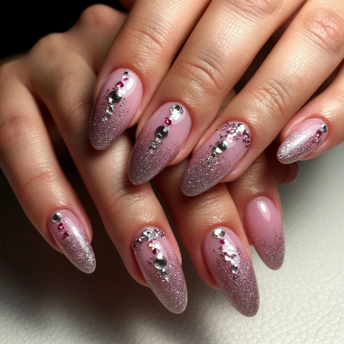 Маникюр со стразами.