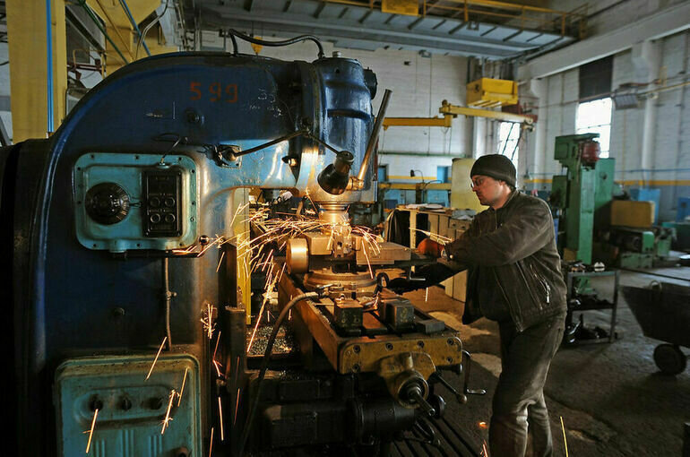 «На этом металлоломе работайте сами!» Почему работяги бегут с российских заводов, не желая туда возвращаться?