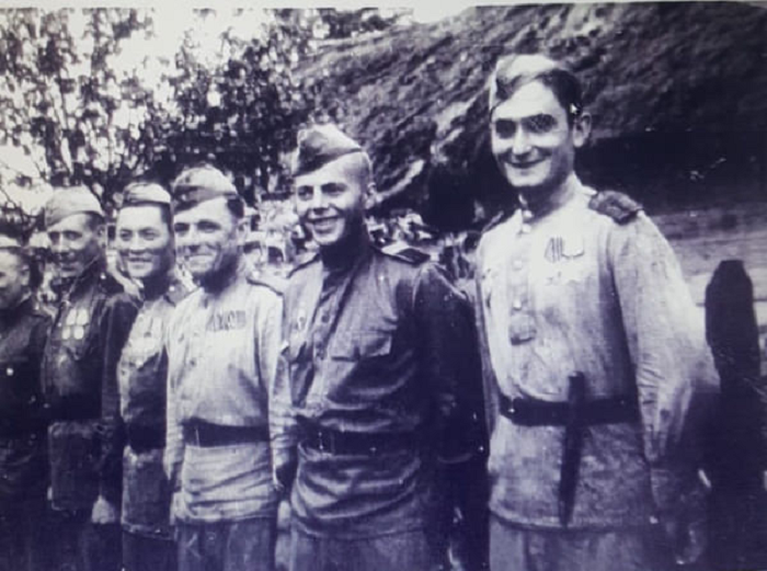 Генрих Зиновьевич Кац с разведчиками