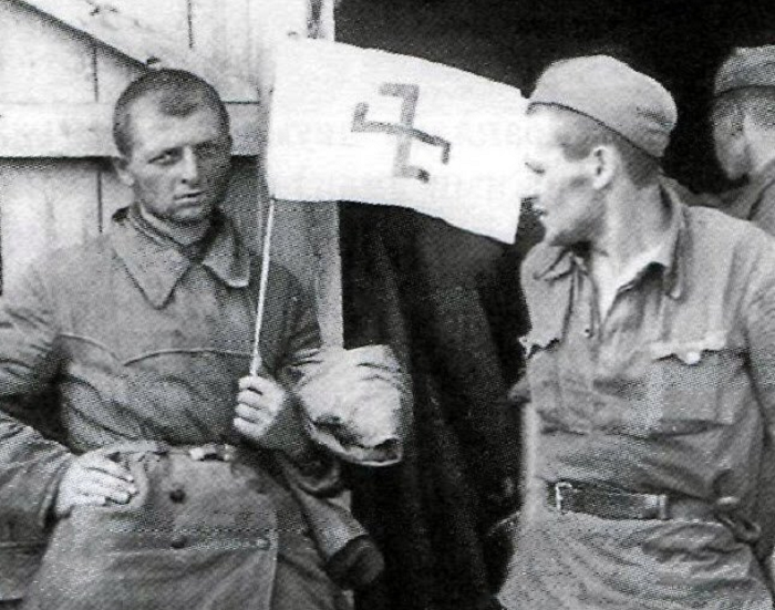 Пленный красноармеец пытается "приветствовать" немцев самодельным флагом