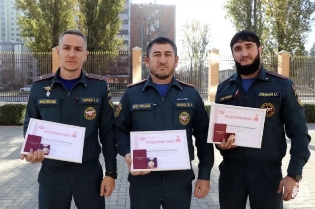    Три сотрудника МЧС из Чечни получили звание Почетных доноров России