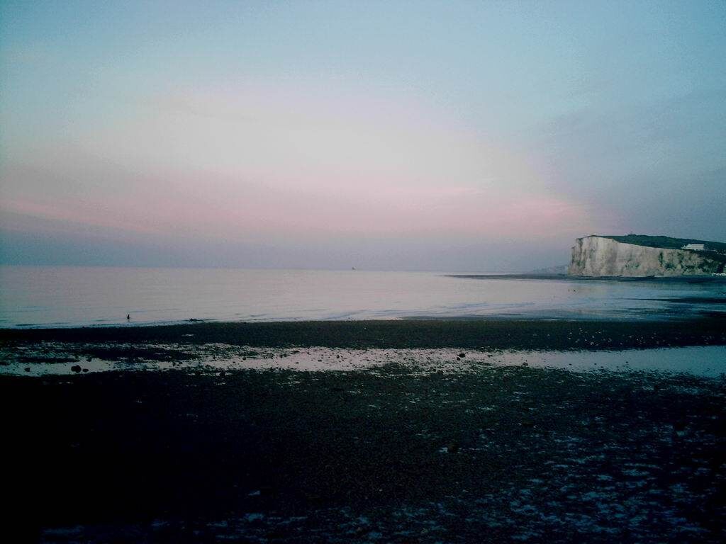 Твой голос шумит, твой голос поёт, А мой кое-как подпевает. Пусть время летит постоянно вперёд, Но вечных разлук не бывает.
