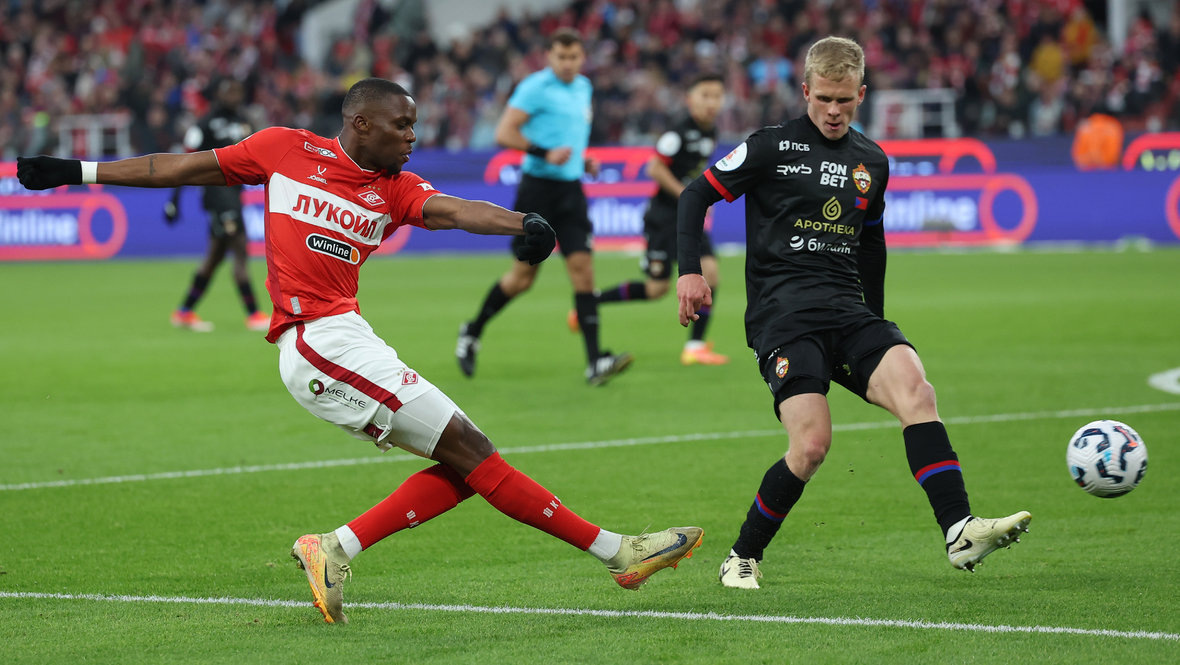    Полузащитник «Спартака» Кристофер Мартинс и хавбек ЦСКА Матвей Кисляк.Александр Федоров