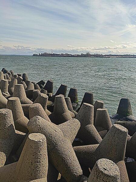    Тетраподы Северного мола — железобетонные волнорезы, используемые для защиты береговой линии от эрозии. На дальнем плане просматривается Южный входной мол и начало Балтийской косы Фото: Анна Табаева, личный архив