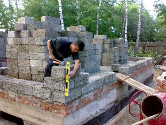 Самостройщик строит себе дом собственными руками