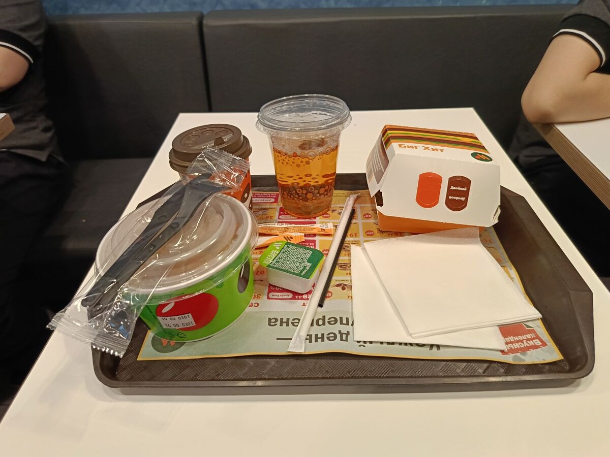 Обычный мой обед: бургер с сыром и мясными котлетами, салат - с сыром и куриным мясом. Из напитков предпочитаю соки и горячий чай, газировку беру редко. Просто потому, что равнодушен к ней.