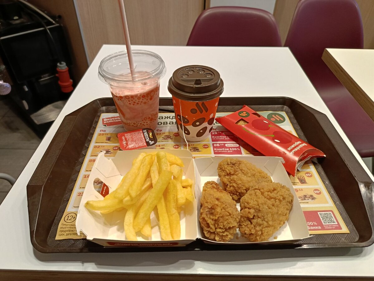 Картошку фри беру на обед нечасто, но бывает; так же редко, но иногда, беру молочные коктейли. Не знаю, являются ли они источником холестерина. А куриные крылышки - уж наверняка.