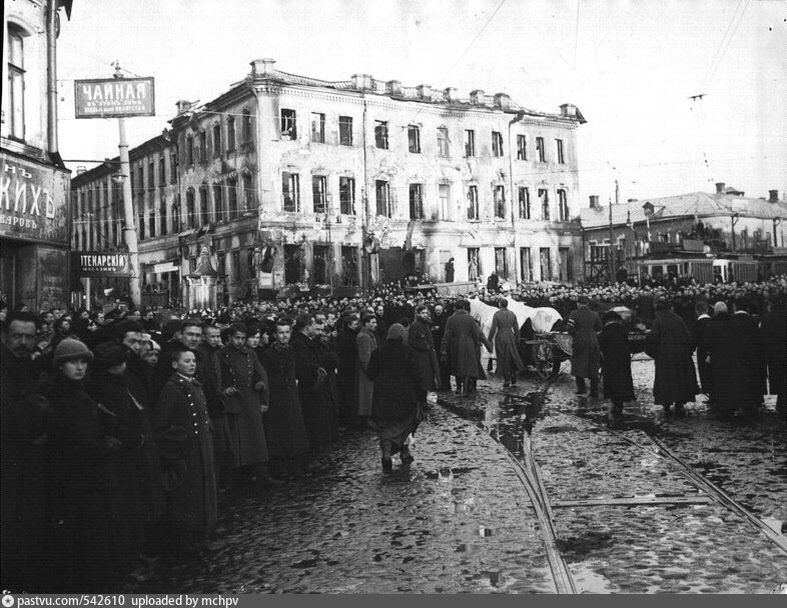 1917 год, Москва: Траурная процессия у Никитских ворот. Похороны юнкеров - участников боев с большевиками.