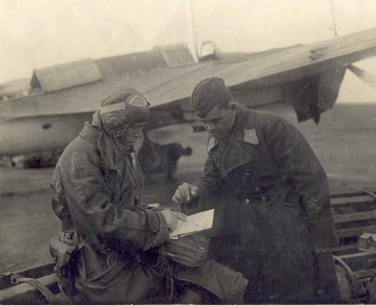Старший лейтенант М.К. Родионов (слева) и старший политрук И.Т. Черных.                                                                             20 ноября 1941 г. М.К. Родионов прорвался к цели и осуществил бомбометание. 