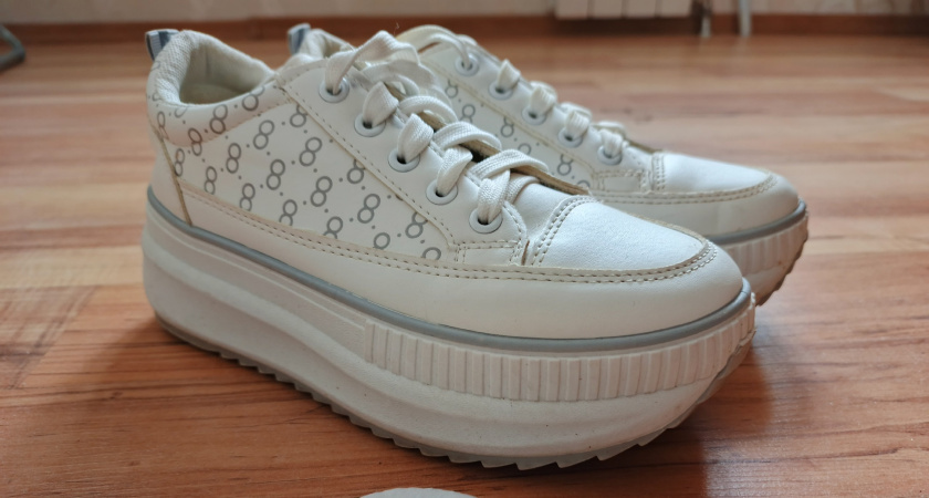    Весь день в обуви и даже не воняет: посыпаю на стельку щепотку порошка - уникальный лайфхак для поздней осени