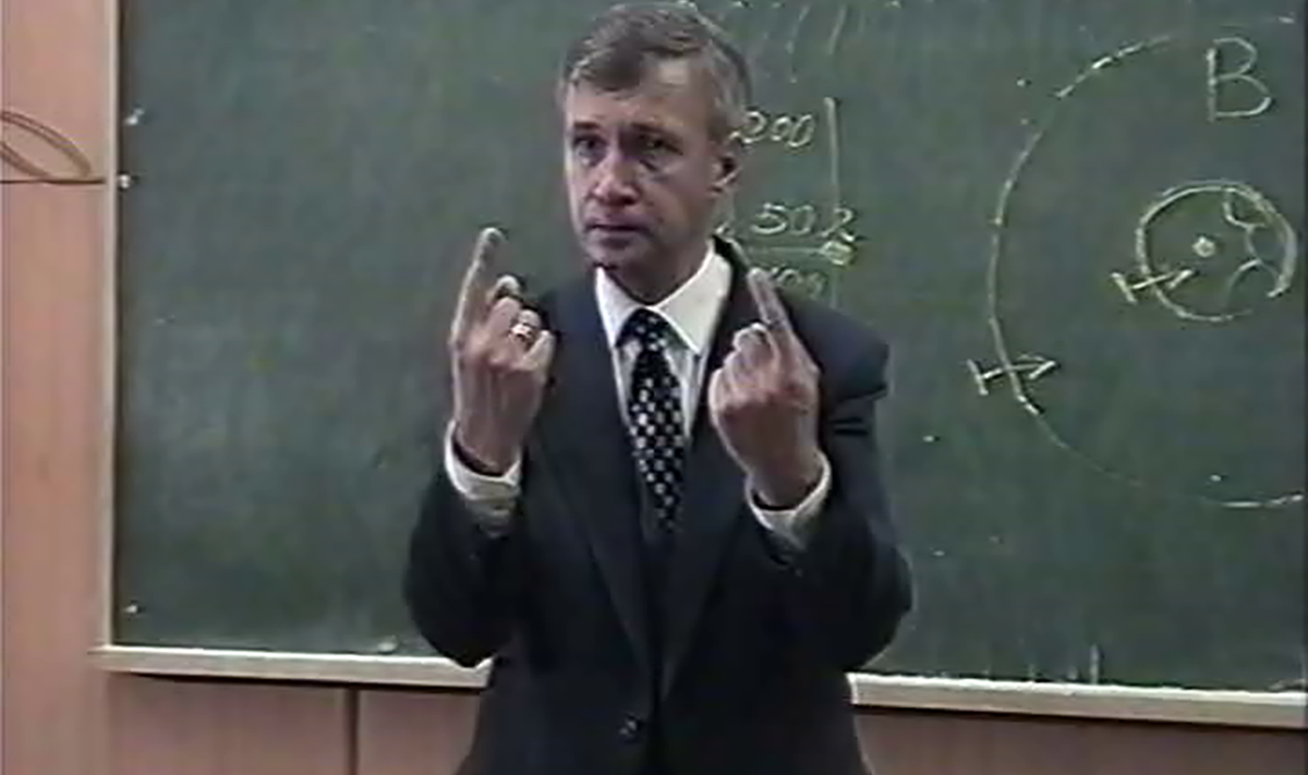 Валерий Викторович Петухов — профессор МГУ, чьи лекции стали легендой. Он не вещал с кафедры, а разговаривал с каждым, помогая разобраться в самом главном — в себе.

