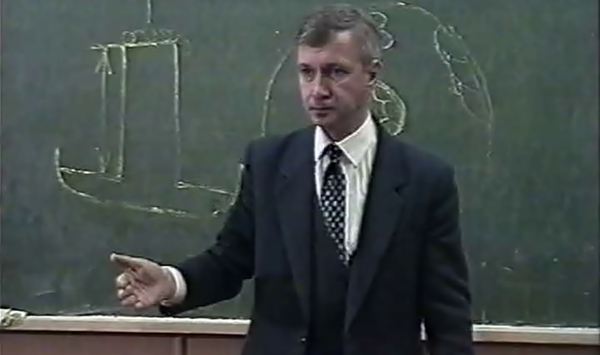 Валерий Викторович Петухов — профессор МГУ, чьи лекции стали легендой. Он не вещал с кафедры, а разговаривал с каждым, помогая разобраться в самом главном — в себе.

