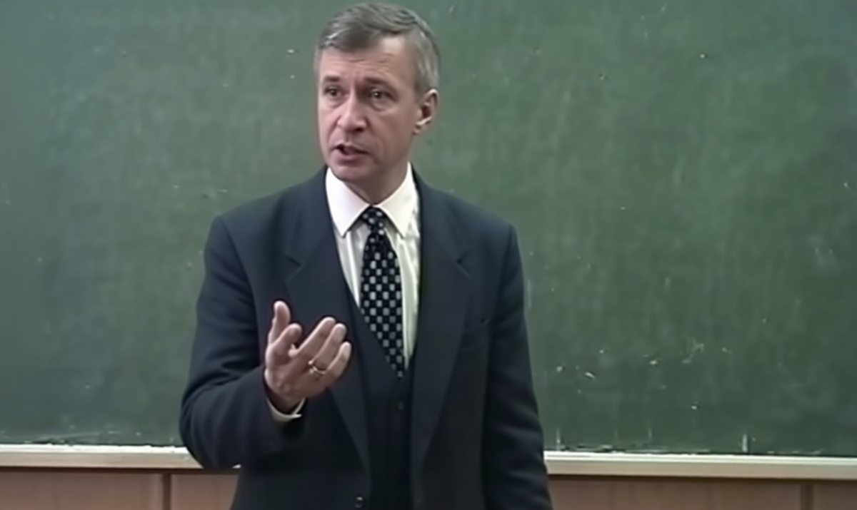 Валерий Викторович Петухов — профессор МГУ, чьи лекции стали легендой. Он не вещал с кафедры, а разговаривал с каждым, помогая разобраться в самом главном — в себе.