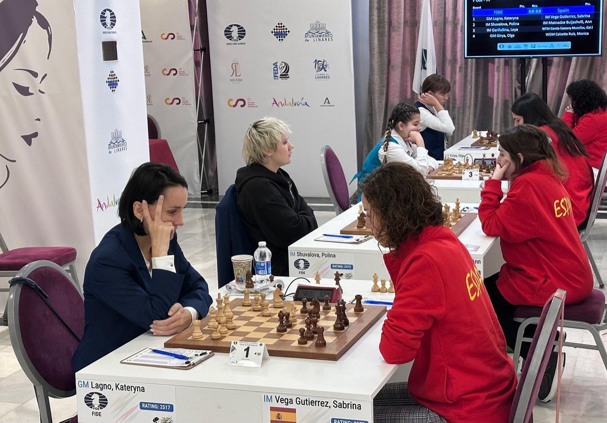 Эпизод из матча сборной России с хозяйками чемпионата мира шахматистками Испании. 