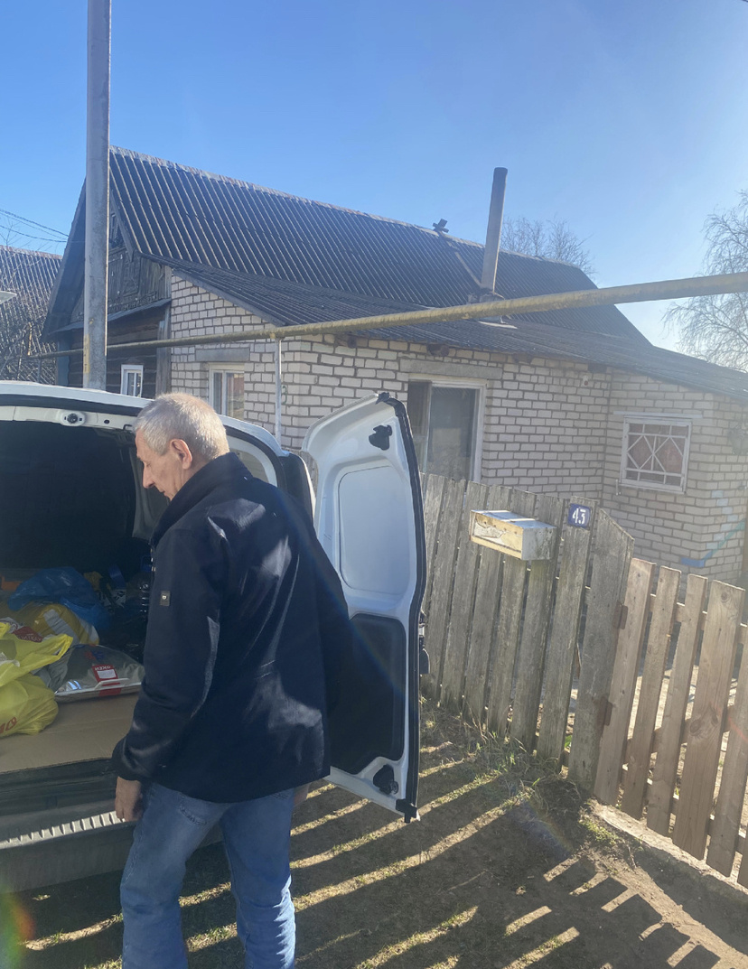 Март 2025 год. Борис разгружает машину.