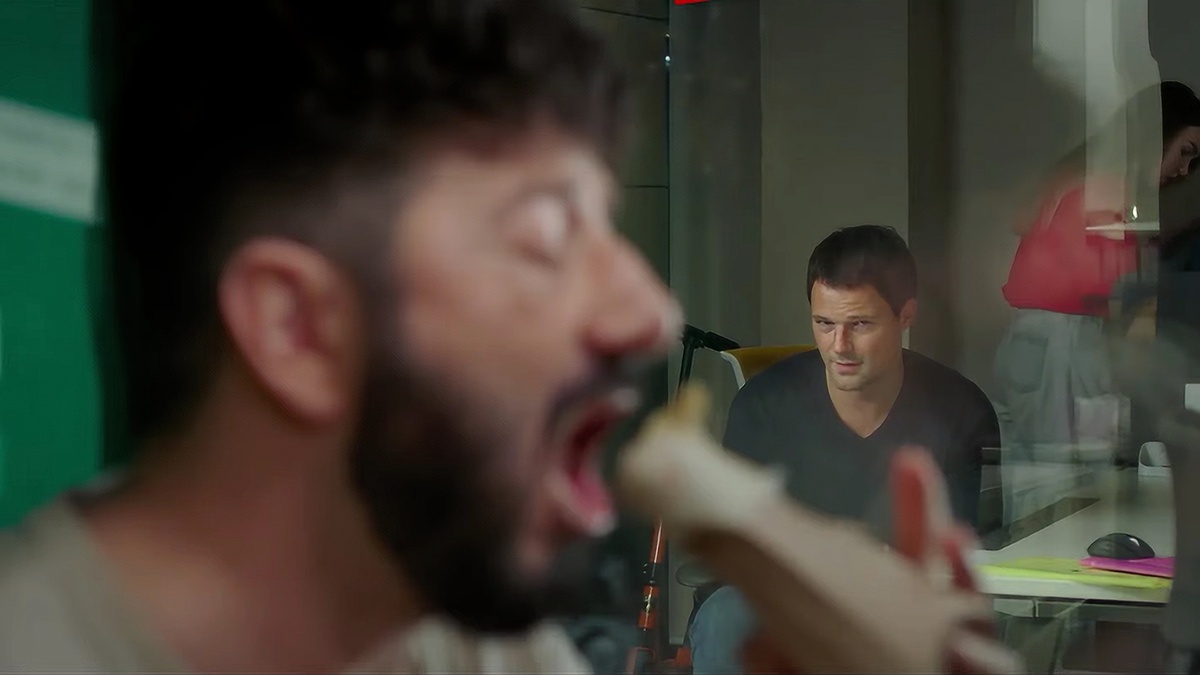 И тут на камеру едят...