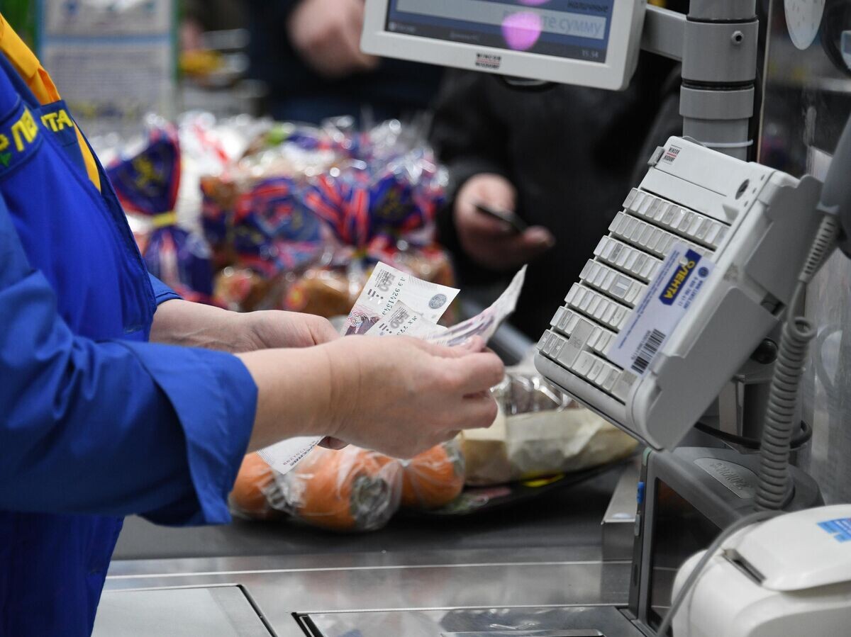    Кассир считает деньги в супермаркете сети "Лента" в Москве© РИА Новости / Григорий Сысоев