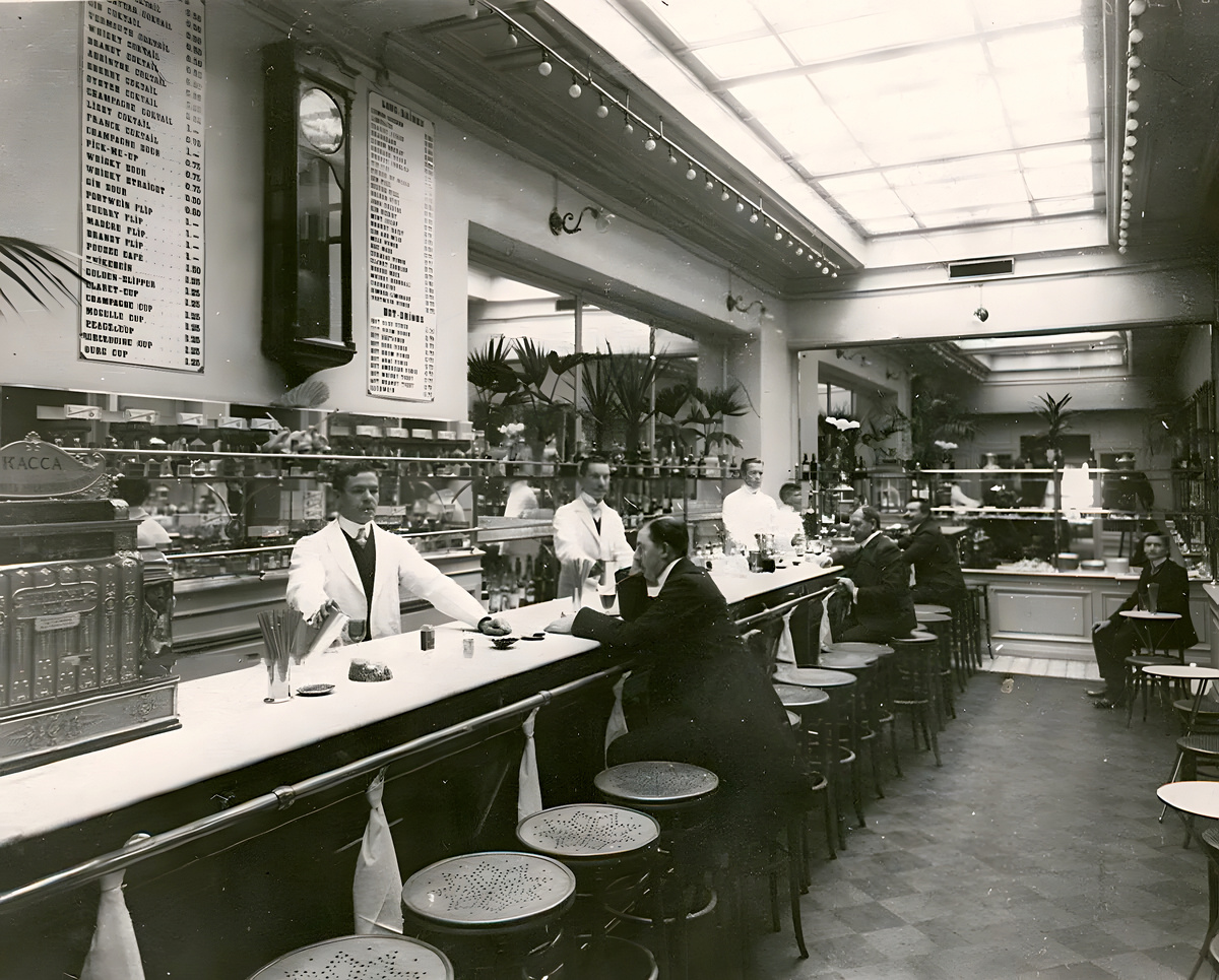 Коктейль-бар при ресторане «Медведь» в Петербурге, 1910-1914. Господин в центре явно стал героем душераздирающего романса