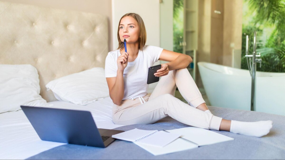 Девушка планирует путешествие