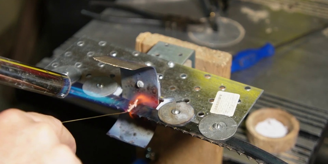 Ремонт пильной ленты, приспособление. Пайка латунью