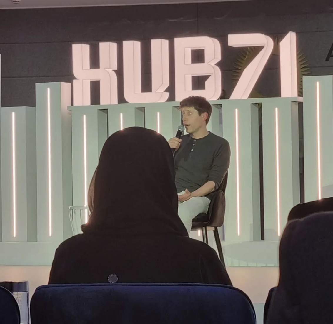 В Абу Даби часто бывают знаменитости. Например, мне повезло попасть на встречу с основателем Open AI Сэмом Альтманом