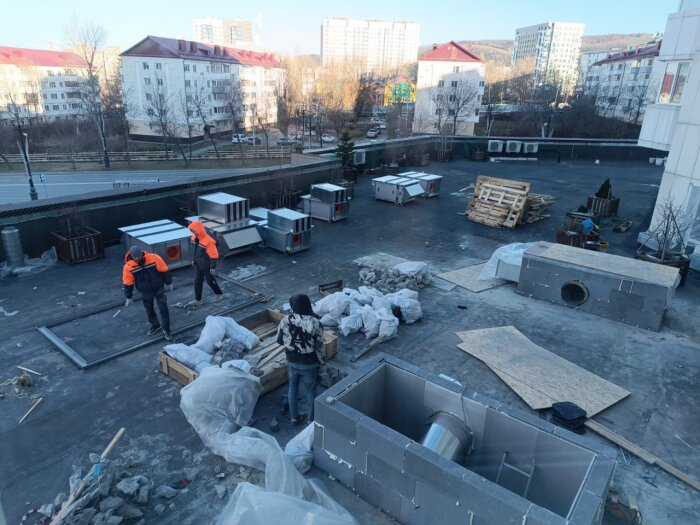 Стройка кипит, несмотря на жалобы жильцов / фото предоставлено жильцами дома 9"Б" на Проспекте Победы в Южно-Сахалинске 