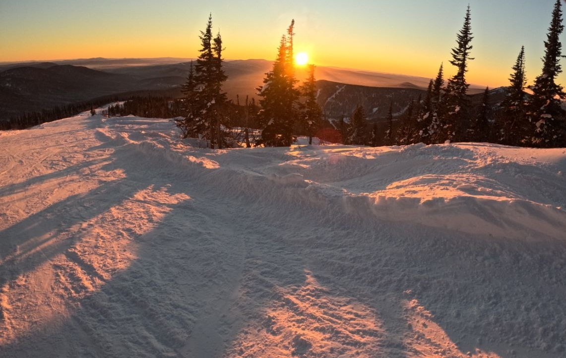 Закат в Шерегеше и ёлки и пустая трасса — ради этого и едут на старт сезона в ноябре 2025-2026