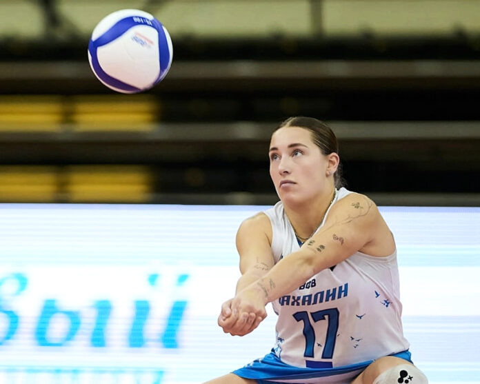 Мяч принимает Ева Пуляева.