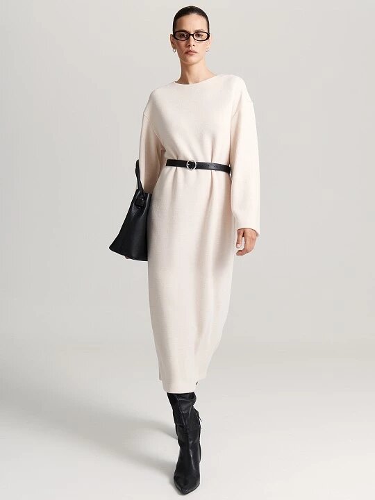 Для фигур "песочные часы" очень важно подчеркивать талию, чтобы не казаться широкой колонной.