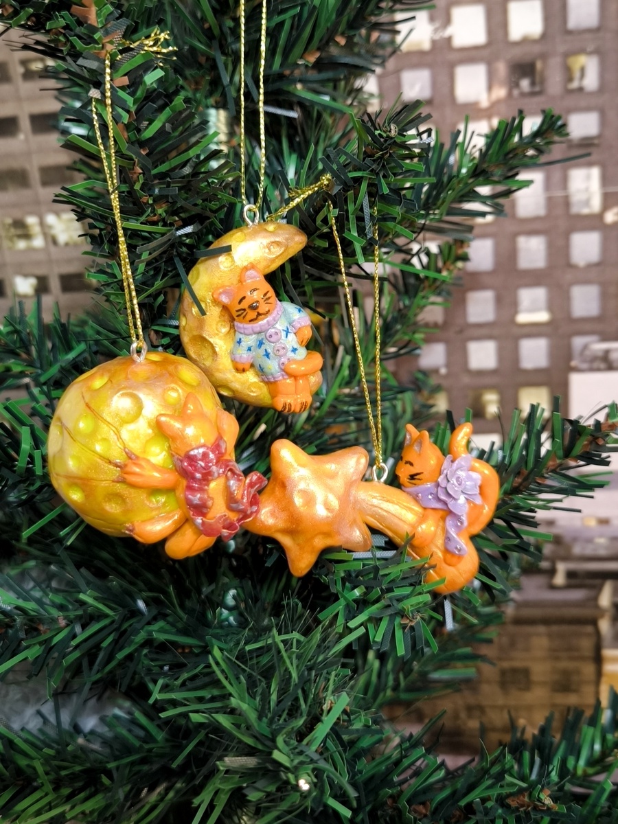 На этом фото вы можете видеть котят из данной серии) Наш МК сегодня про малыша в сиреневом шарфике! Кстати, на кота, падающего с луны, тоже есть готовый МК, ссылочку ищите в статье или заходите в гости ❤️ 