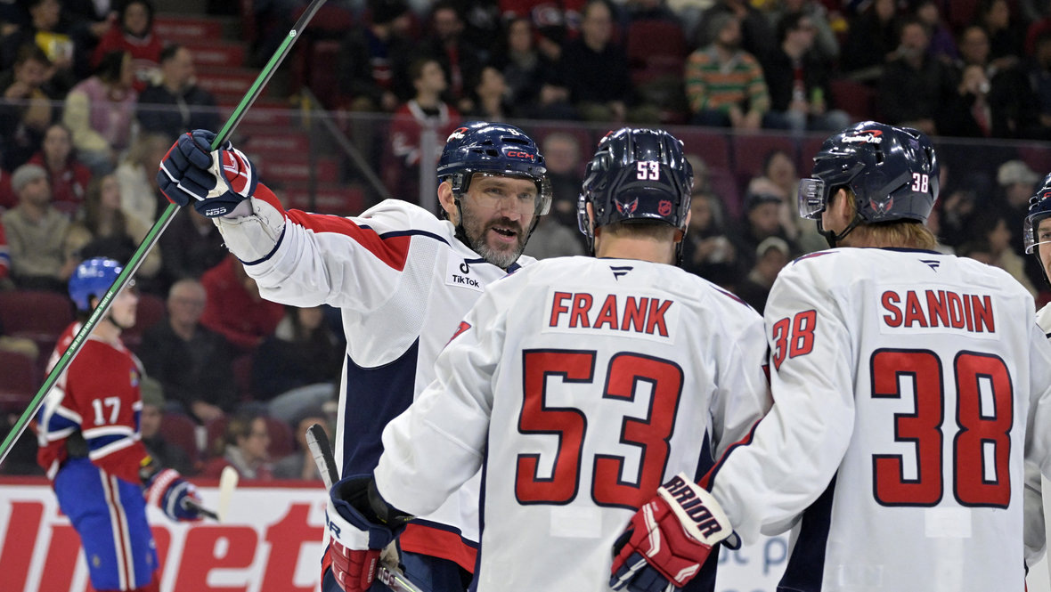    Александр Овечкин с Итеном Фрэнком и Расмусом Сандином празднуют гол в матче «Монреаль» — «Вашингтон» (4:8).Imagn Images USA Today Sports