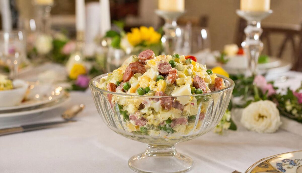 Салат оливье  на праздничном столе