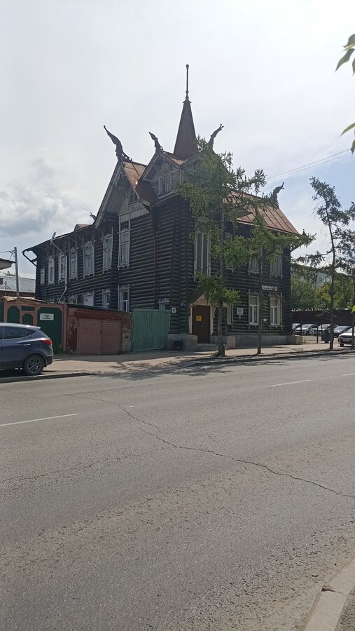 Жилой дом учителя Б.А.Быстрицкого был построен в 1917 году. Архитектура здания эффектна и несколько претенциозна. Автор проекта: В.Ф.Оржешко.