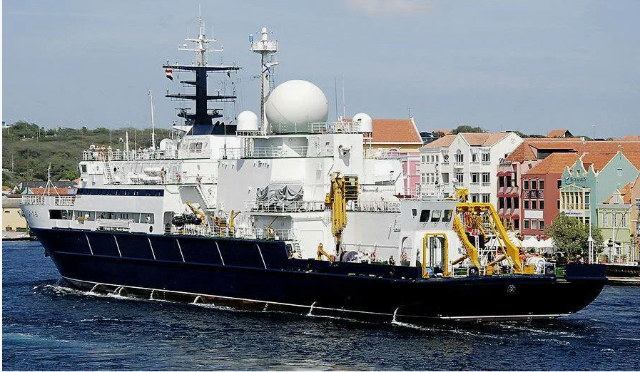 российское океанографическое исследовательское судно "Янтарь"