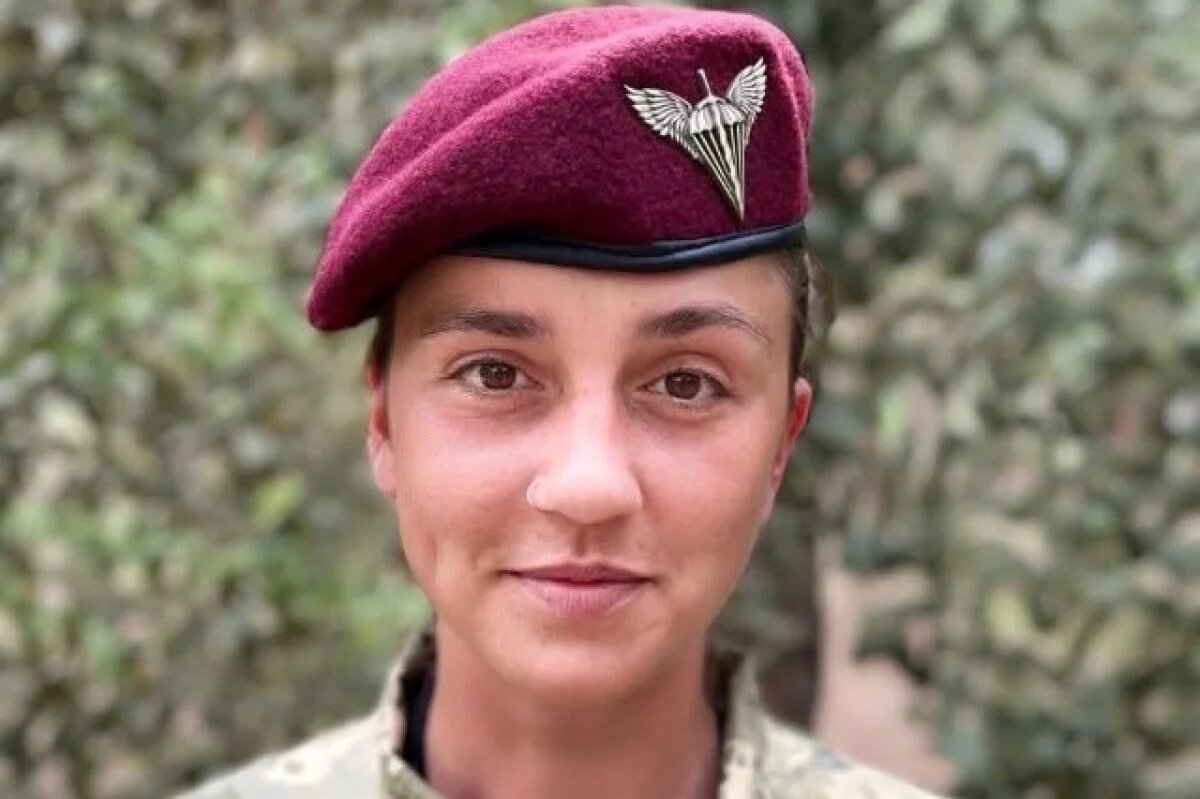    Дамочка выбрала для себя службу в десантно-штурмовых войсках.