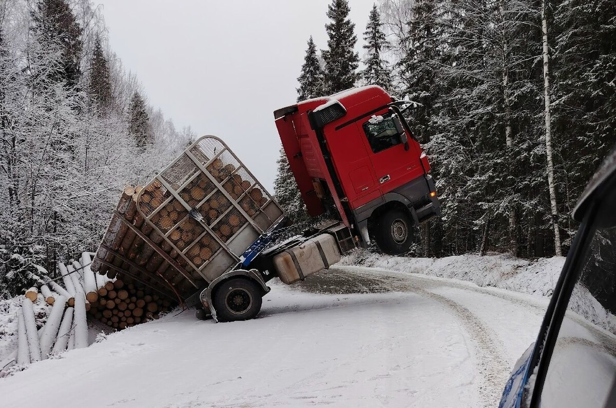    После аварии с лесовозом дорогу Кинелахта-Ведлозеро привели в порядок© Кинелахта - меж двух озер