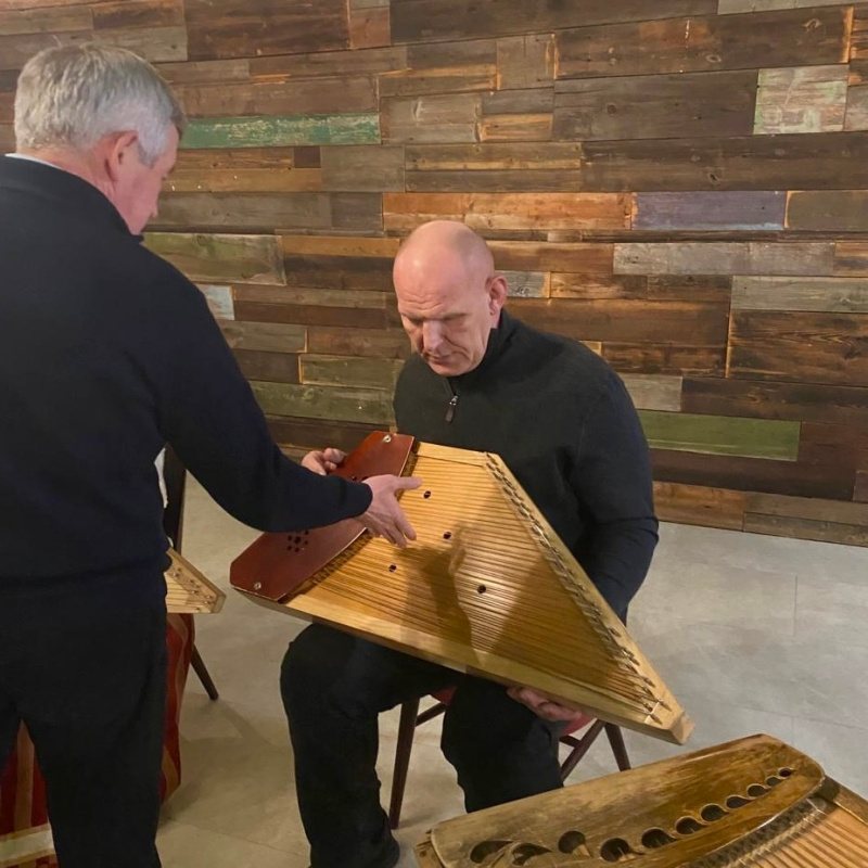    Легендарный борец Карелин сыграл на кантеле в КарелииАнсамбль «Кантеле» / VK