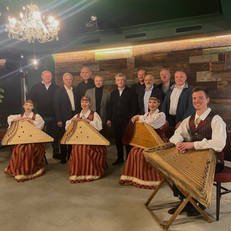    Легендарный борец Карелин сыграл на кантеле в КарелииАнсамбль «Кантеле» / VK