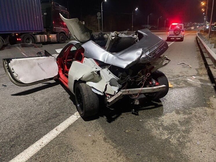     ДТП во Владивостоке: Nissan столкнулся с Mercedes после наезда на ограждение. фото: полиция Приморья