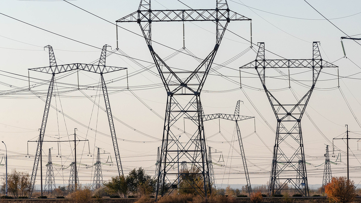   Эрик Романенко / ТАСС- Опоры ЛЭП в Ростовской области