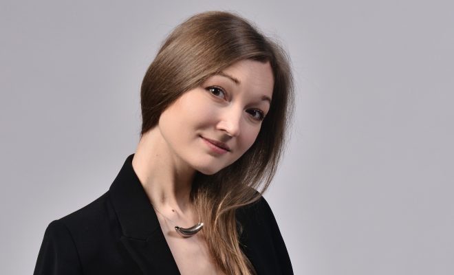 Анна Баснер - молодой, но уже обласканный критикой российский автор. 