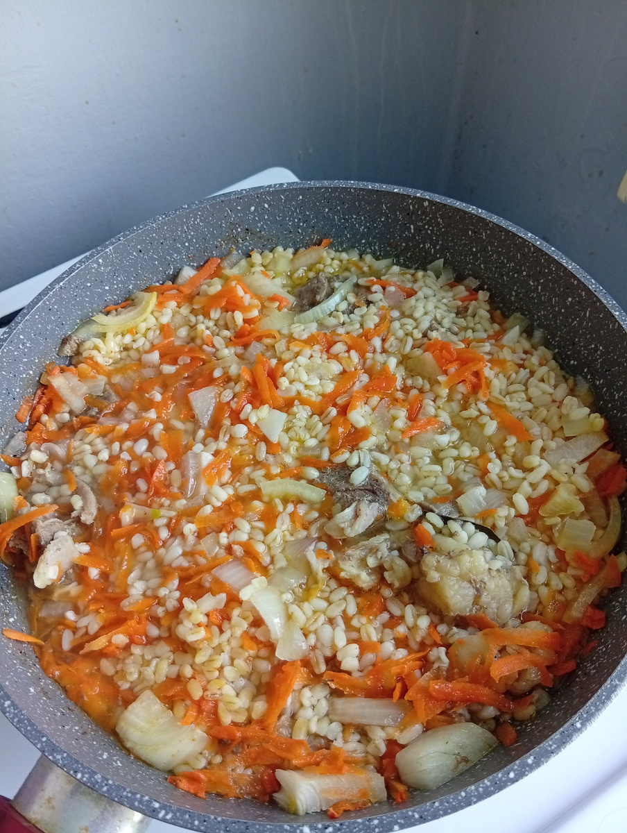 Фото автора статьи. Плов довариваем под крышкой.