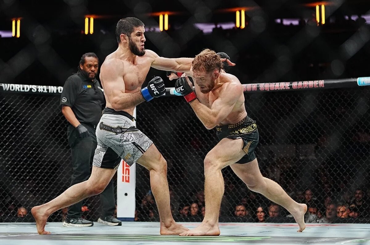    Ислам Махачев (слева) стал первым российским чемпионом UFC сразу в двух весовых категориях. Что дальше?