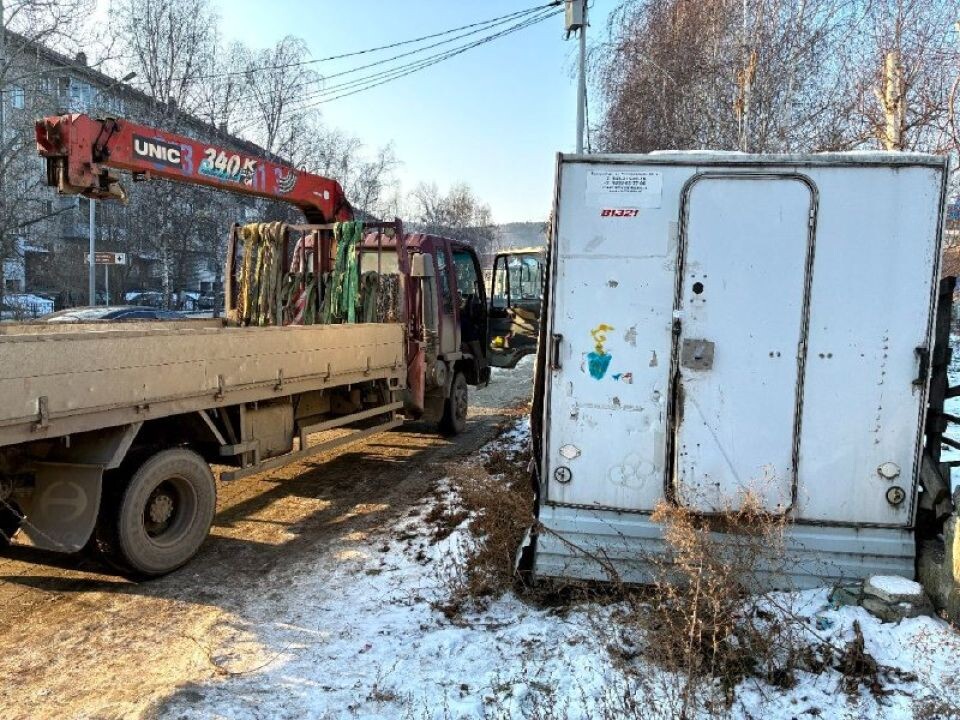    Демонтаж нелегального киоска в Горно-Алтайске. Источник: t.me/OlgaSafronovaofficial